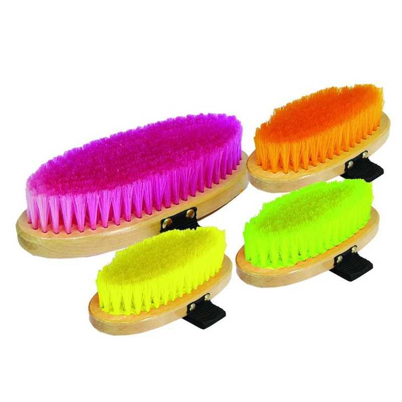 Conjunto de quatro escovas ovais coloridas com base em madeira e fita preta para a mão