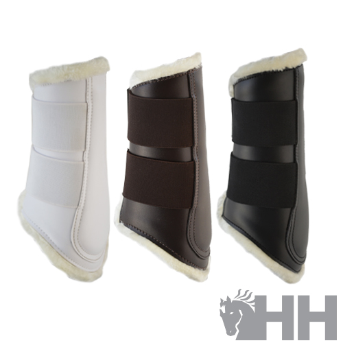 Três botas para cavalo em branco, castanho e preto com forro de pelo e logo HH