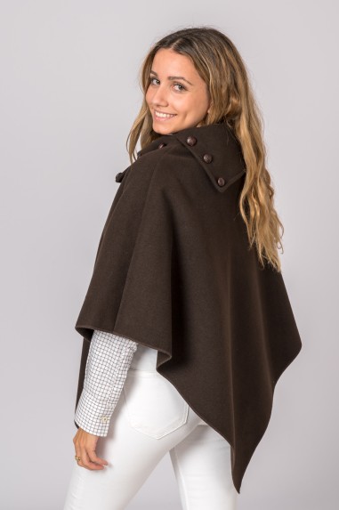 Capa castanha escura com botões na gola vista de costas com modelo feminina