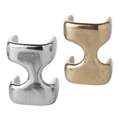 Dois anéis metálicos, um prata e outro dourado, com design aberto e curvo