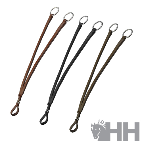 Três correias de pele em castanho, preto e verde-oliva com argolas metálicas prateadas