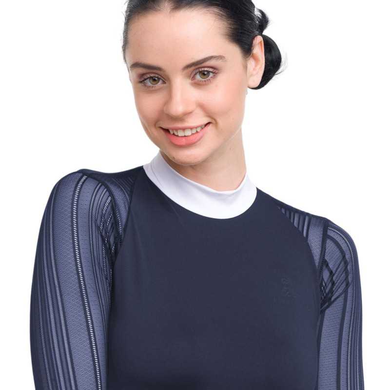 Rapariga com camisola azul escuro e gola branca