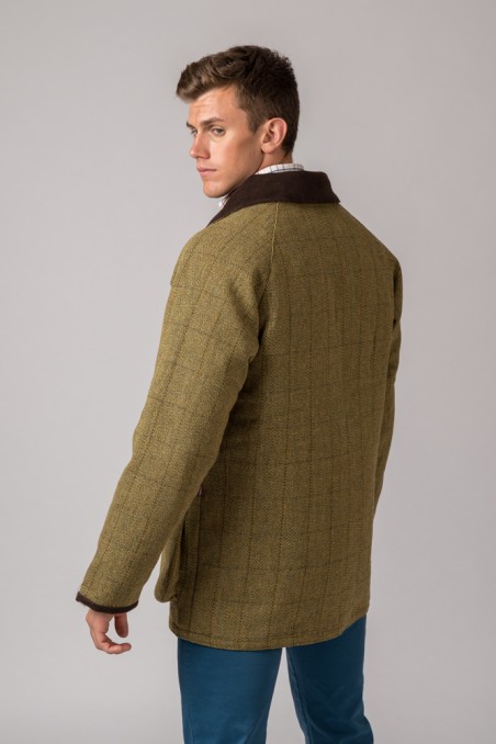Casaco masculino verde com padrão xadrez e gola castanha, modelo de manga comprida