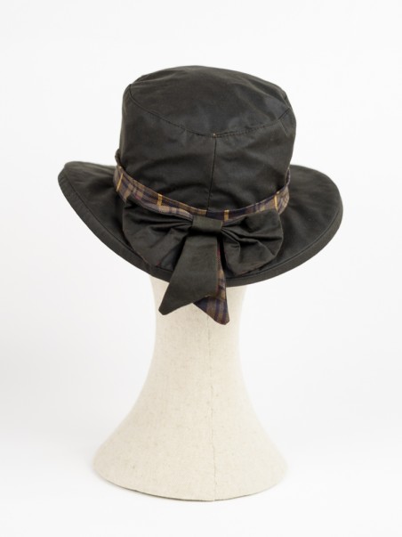 Chapéu preto com fita xadrez castanha e laço numa base de manequim clara