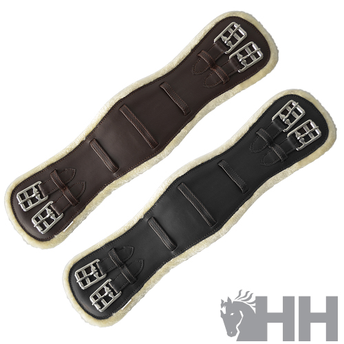 Duas cinchas de couro para cavalo, castanha e preta, com fivelas metálicas e interior forrado peludo.