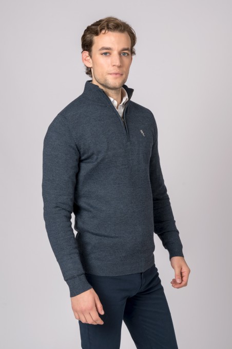 Homem com camisola de malha azul-escuro e calças azul-escuro