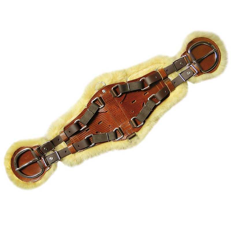 Cilha de montaria em pele castanha com pelúcia amarela clara e fivelas metálicas.
