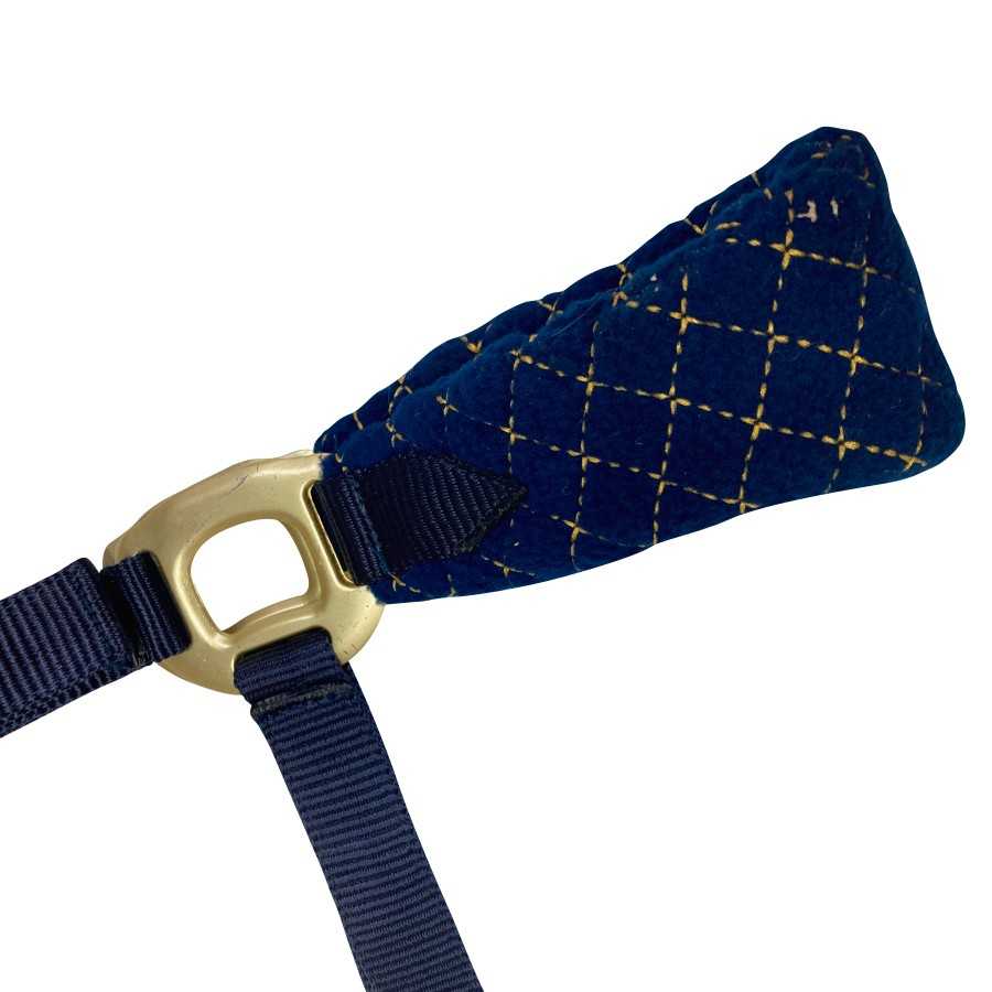 Correia acolchoada azul-escura com padrão de losangos e fivela metálica dourada