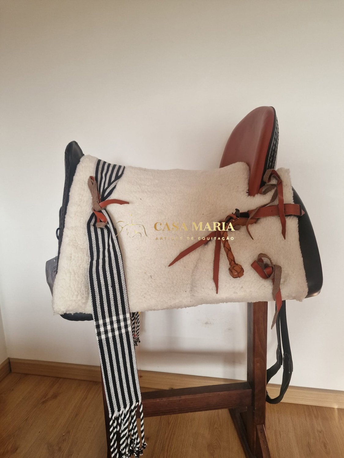 Selim para equitação com capa de lã branca e cintas de couro castanho
