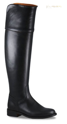 Bota alta preta de pele lisa com sola preta.