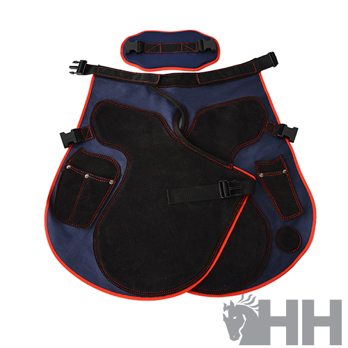 Avental de proteção azul e preto com bordas vermelhas e alças