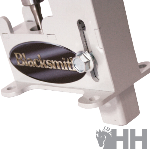 Ferramenta metálica branca com etiqueta Blacksmith e base robusta