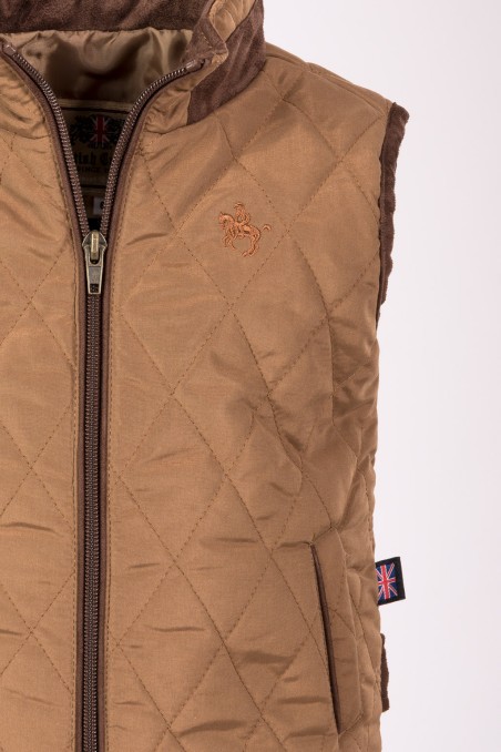 Colete acolchoado bege com fecho de correr castanho e bordado no peito