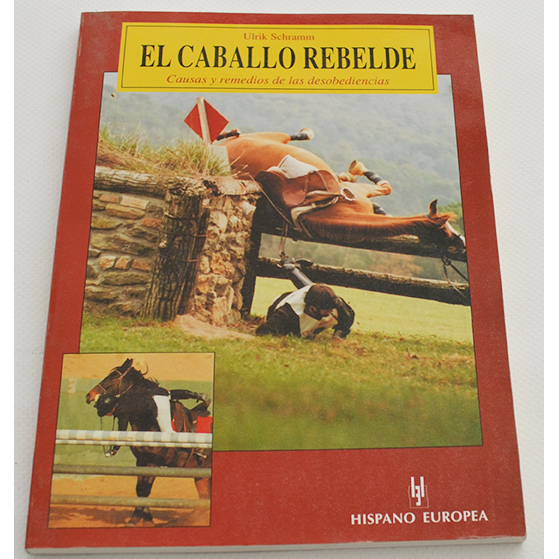 Capa de livro vermelho com título 'EL CABALLO REBELDE' e imagens de cavalos.