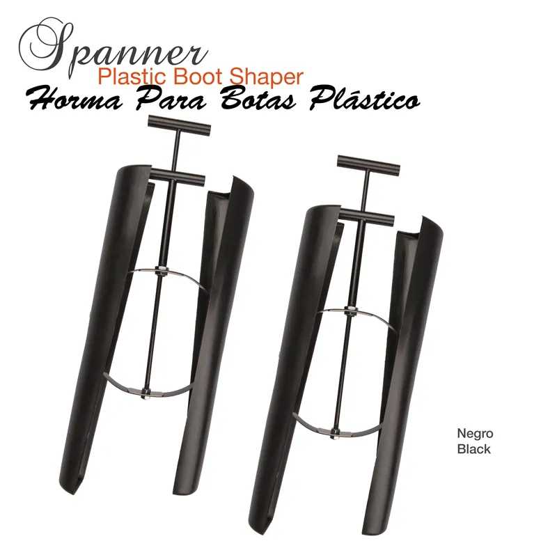 Dois moldes plásticos negros para dar forma a botas