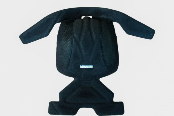 Suporte ergonómico preto acolchoado com alças sobre fundo branco