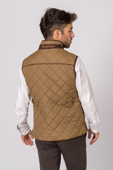 Colete masculino matelassê castanho com gola bordada e camisa xadrez branca