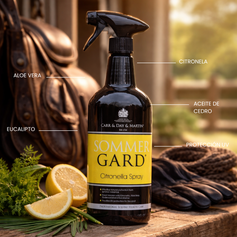 Frasco de spray preto Sommer Gard com rótulo amarelo sobre superfície de madeira com acessórios de equitação.