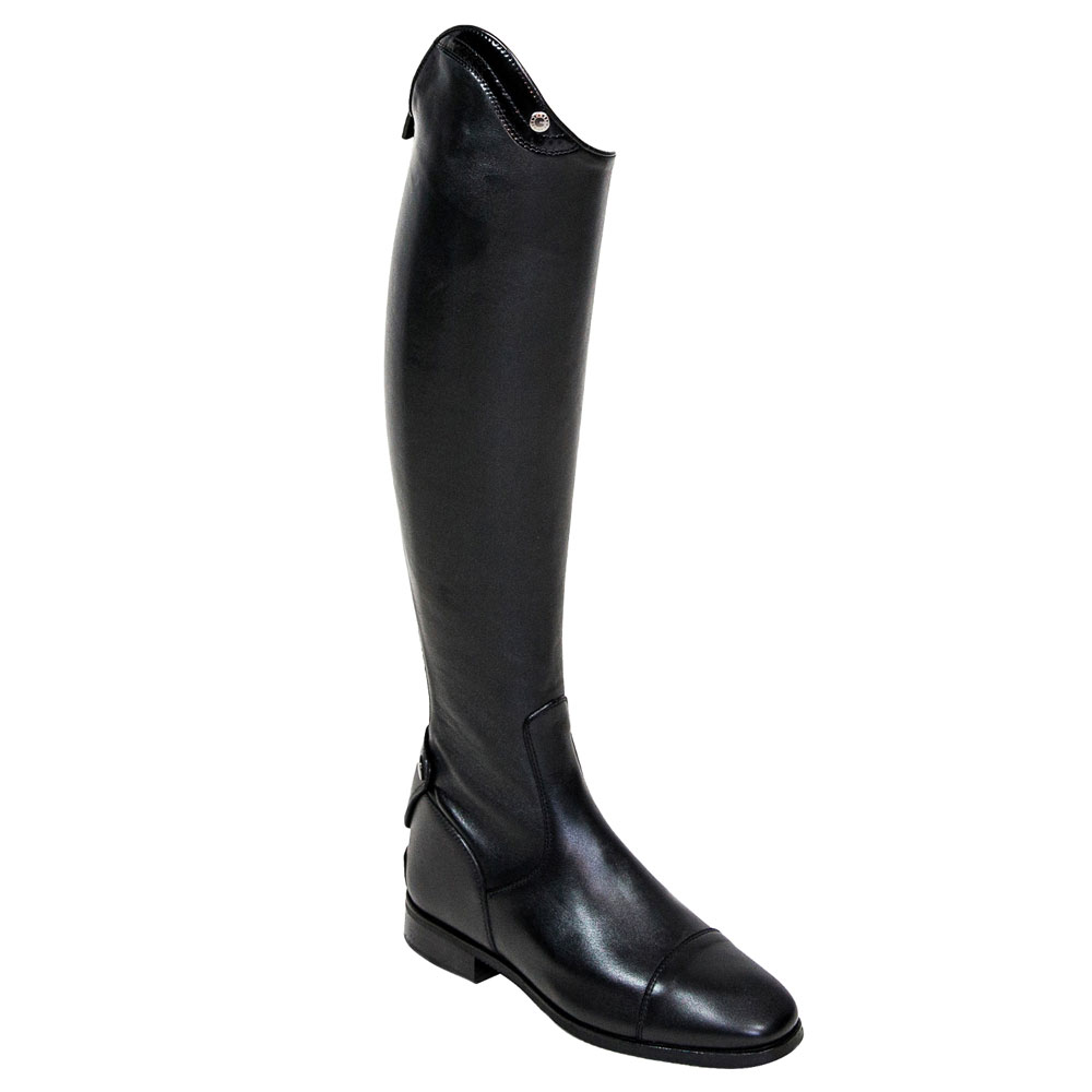 Bota preta alta em pele com detalhes e fecho