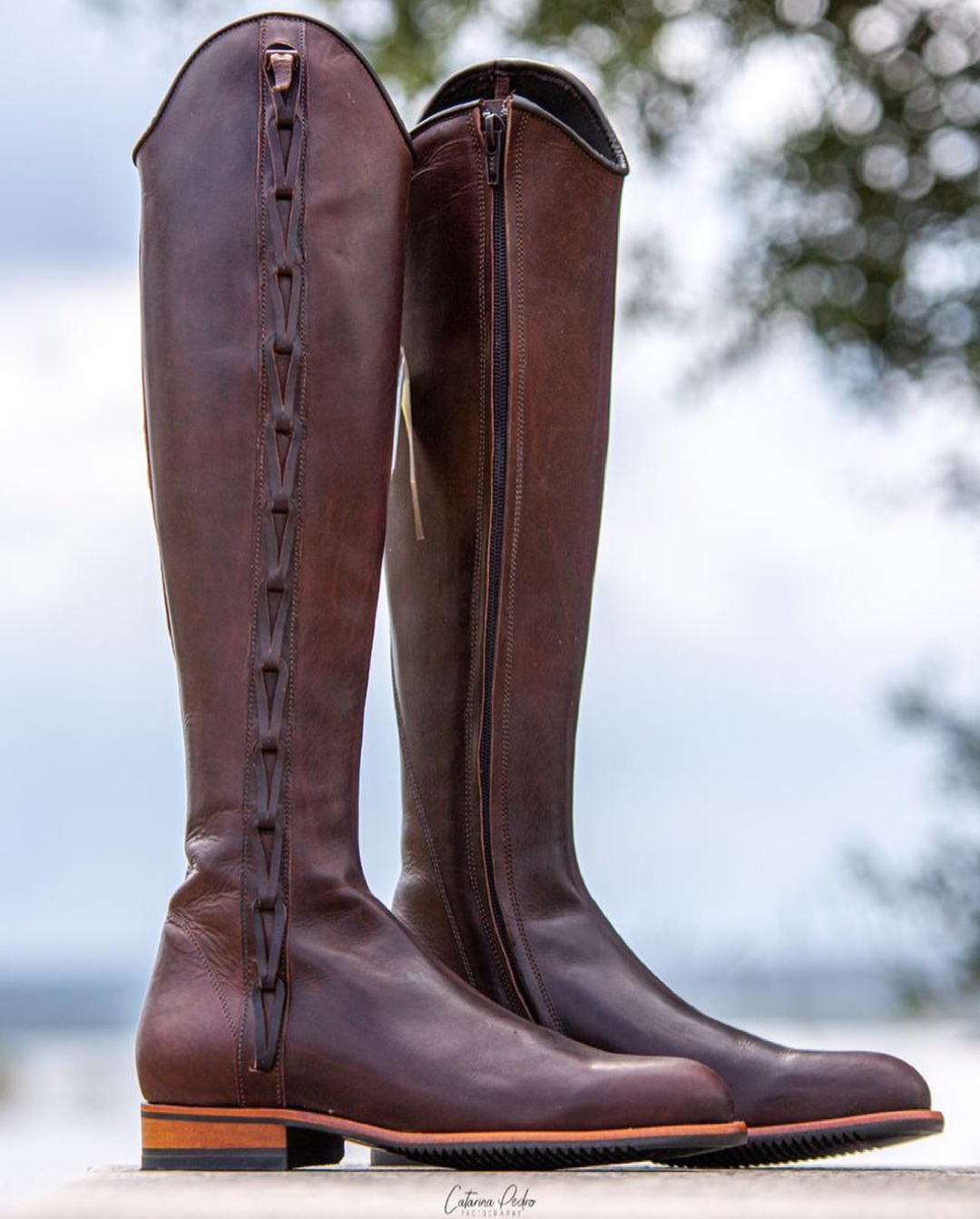 Botas altas de couro castanho escuro com detalhes e fecho