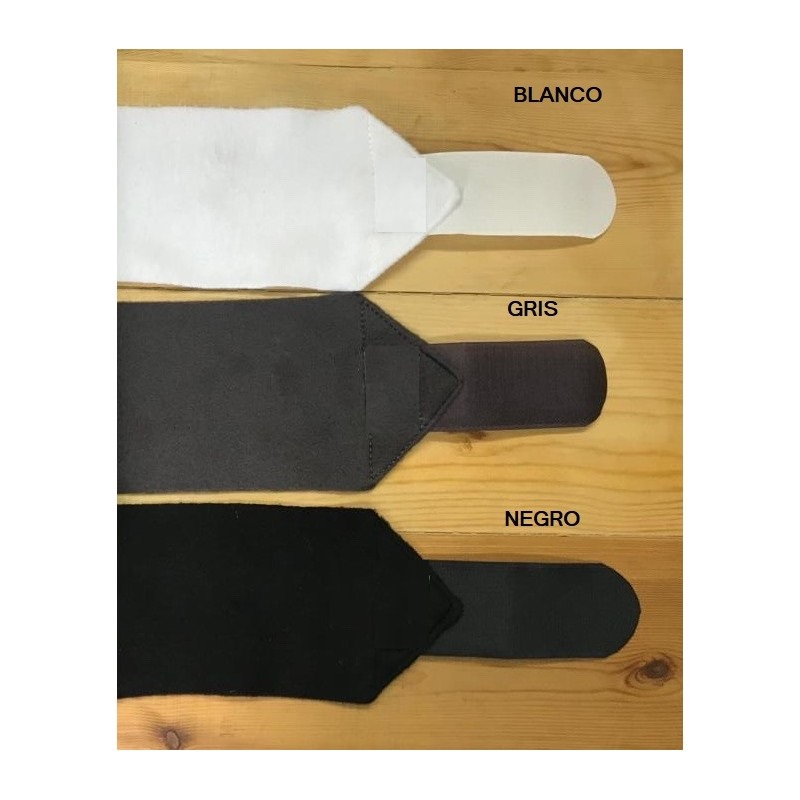 Três amostras de tecido nas cores branco, cinza e preto sobre madeira com texto que indica as cores.