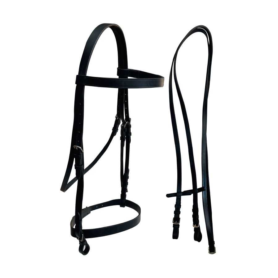 Arreios para cavalo em couro preto com peitoral, cabeçada e rédeas sobre fundo branco