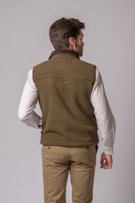 Homem de costas com colete polar castanho e camisa de padrão quadriculado