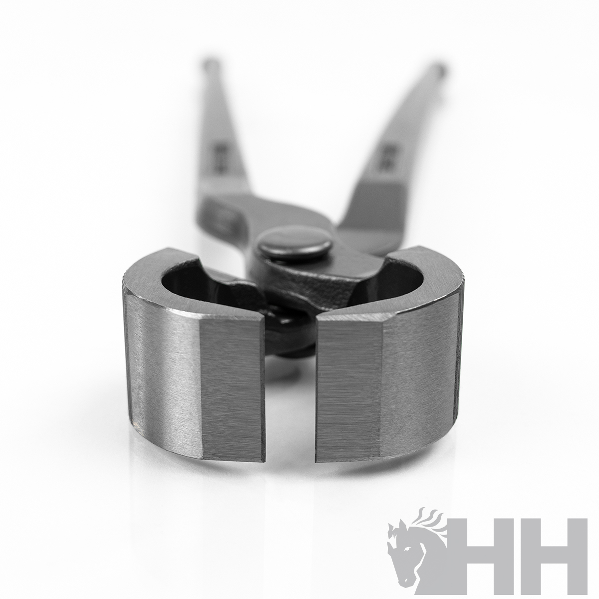 Alicate de metal cinza prateado com lâminas largas sobre fundo branco