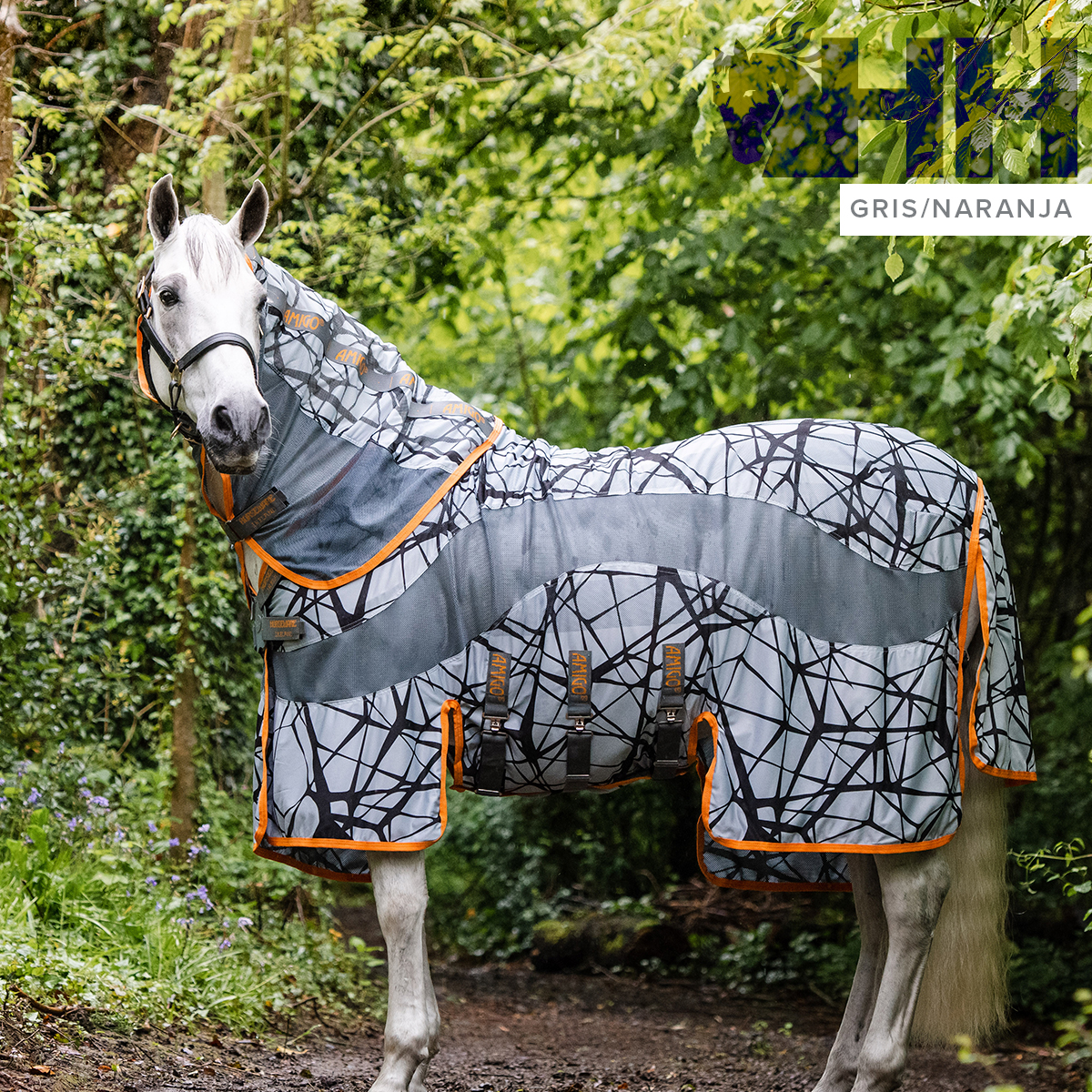 Cavalo branco com manta cinzenta e laranja com padrão geométrico