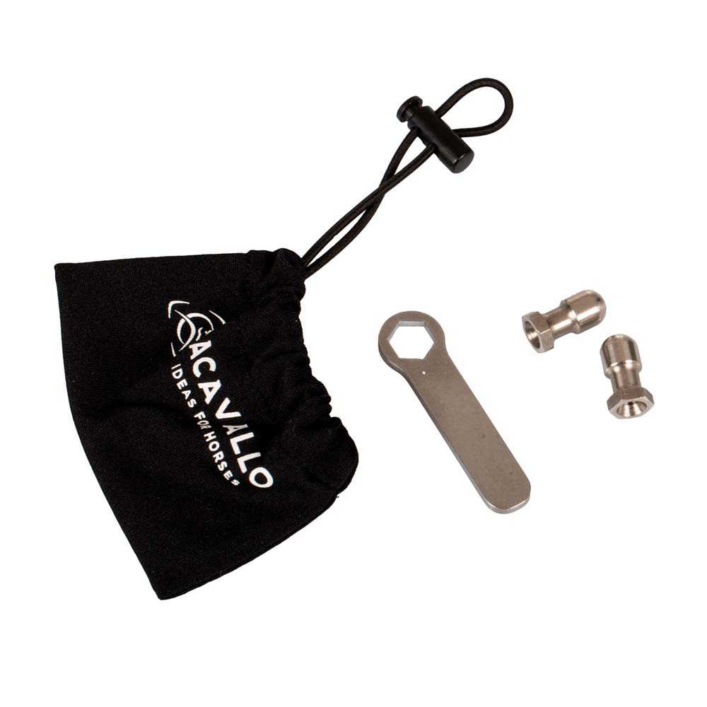 Ferramentas metálicas e saco de tecido preto com cordão e texto branco ACAVALLO IDEAS FOR HORSES