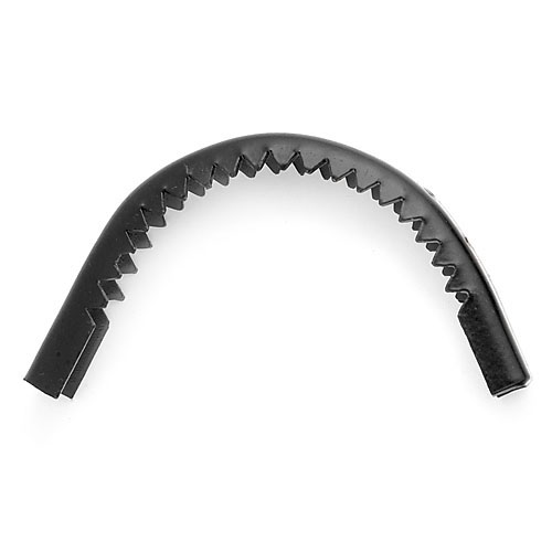 Correia preta com dentes triangulares no interior sobre fundo branco