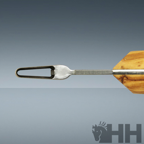 Espeto metálico com cabo de madeira e ponta em garfo de duas pontas.