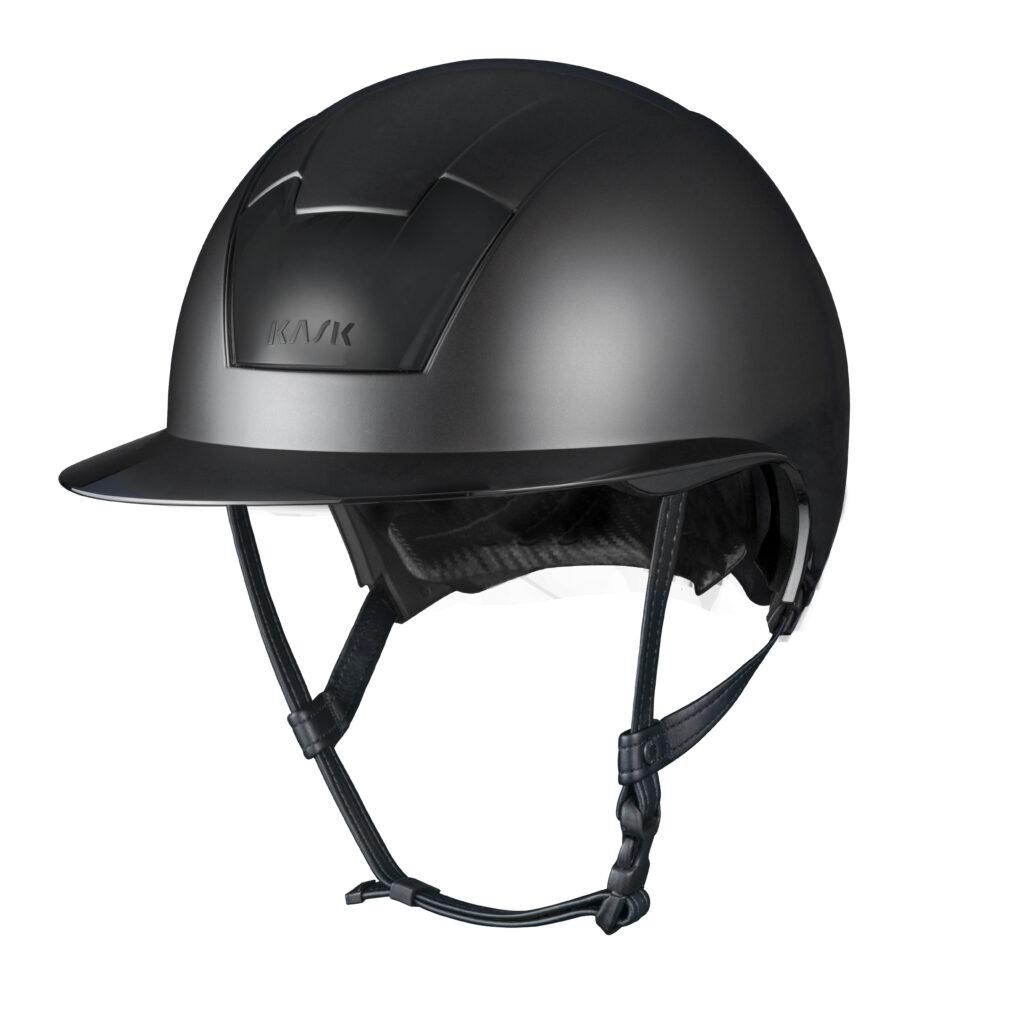 Capacete preto fosco com cinto ajustável e marca KASK