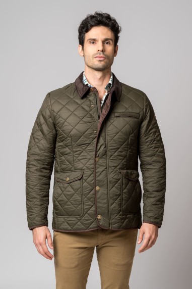 Casaco masculino acolchoado verde-oliva com gola castanha e botões dourados