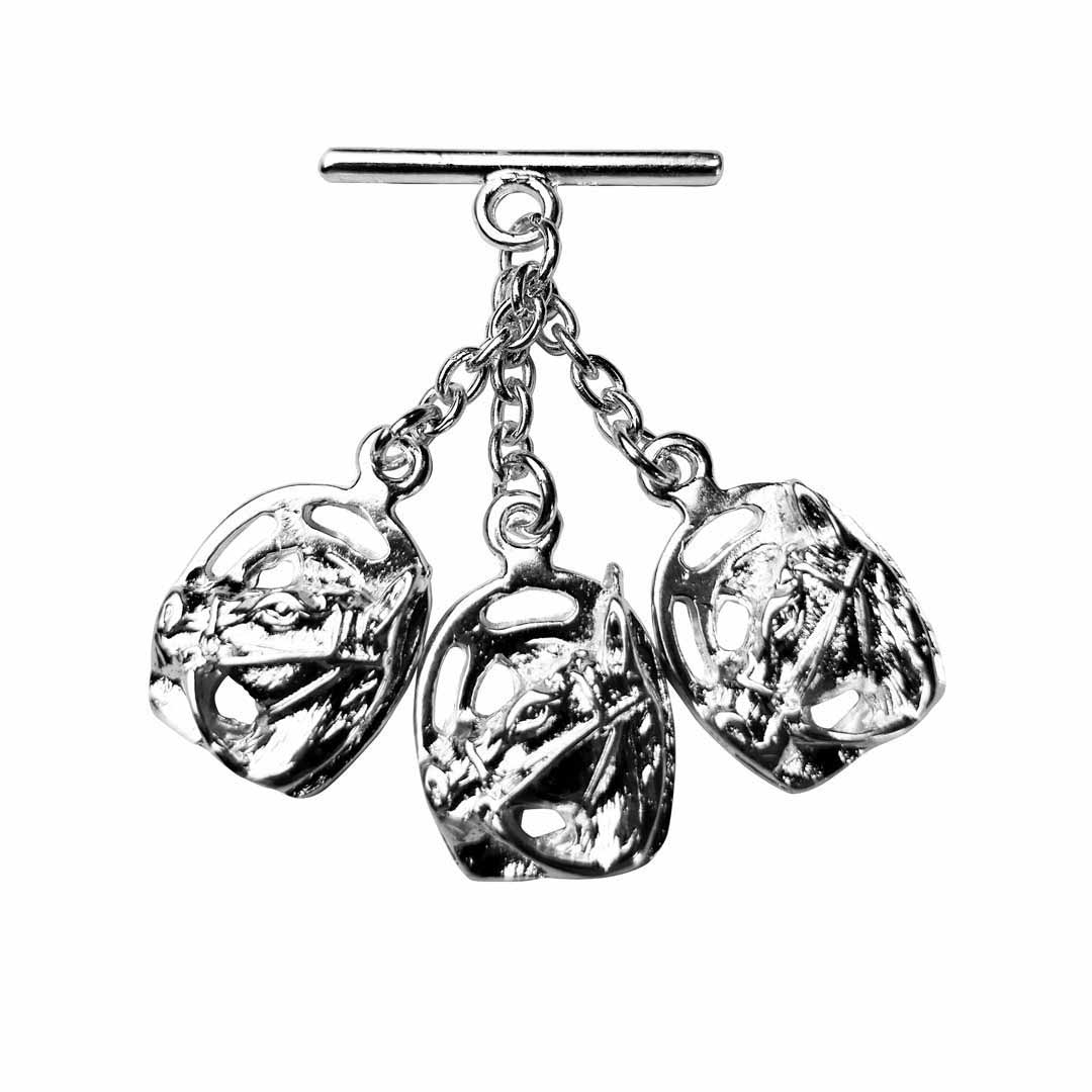 Pulseira ou chaveiro prateado com três pendentes de cabeças de cavalo