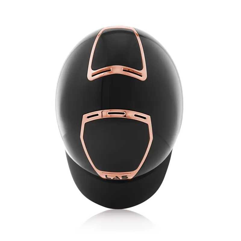 Capacete desportivo preto com detalhes metálicos em bronze visto de cima