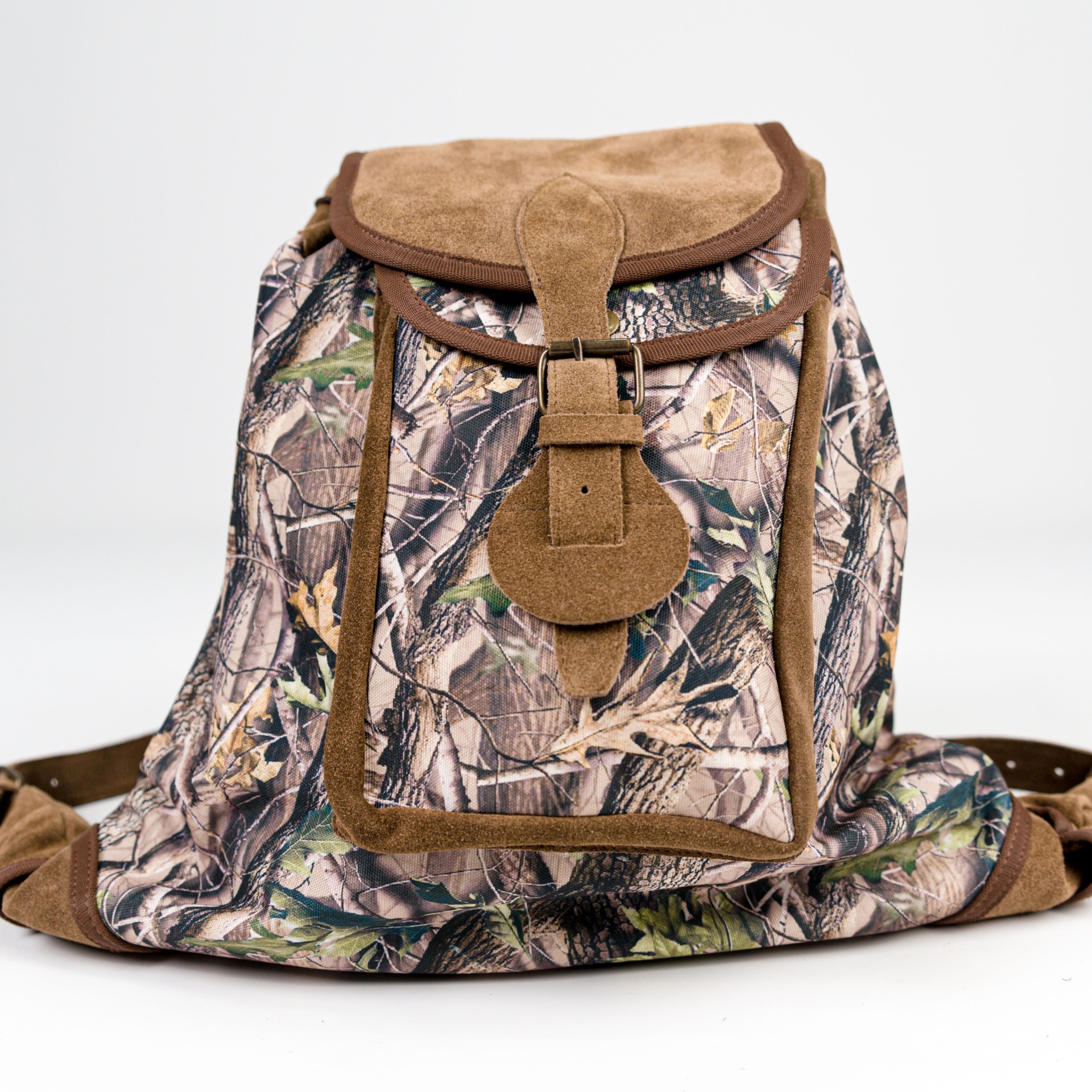 mochila camuflada com detalhes em camurça castanha e fivela metálica