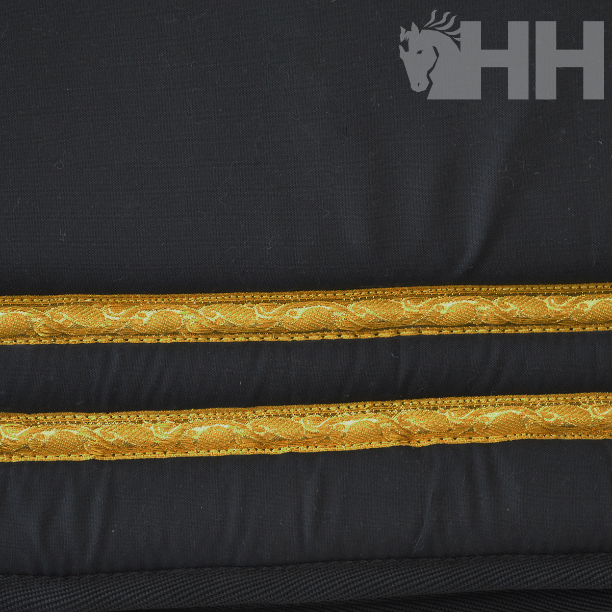fitas douradas decorativas em tecido preto com logotipo HH