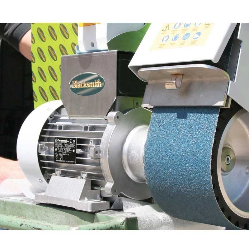 Máquina de lixagem/afiação com faixa abrasiva azul e motor metálico cinza