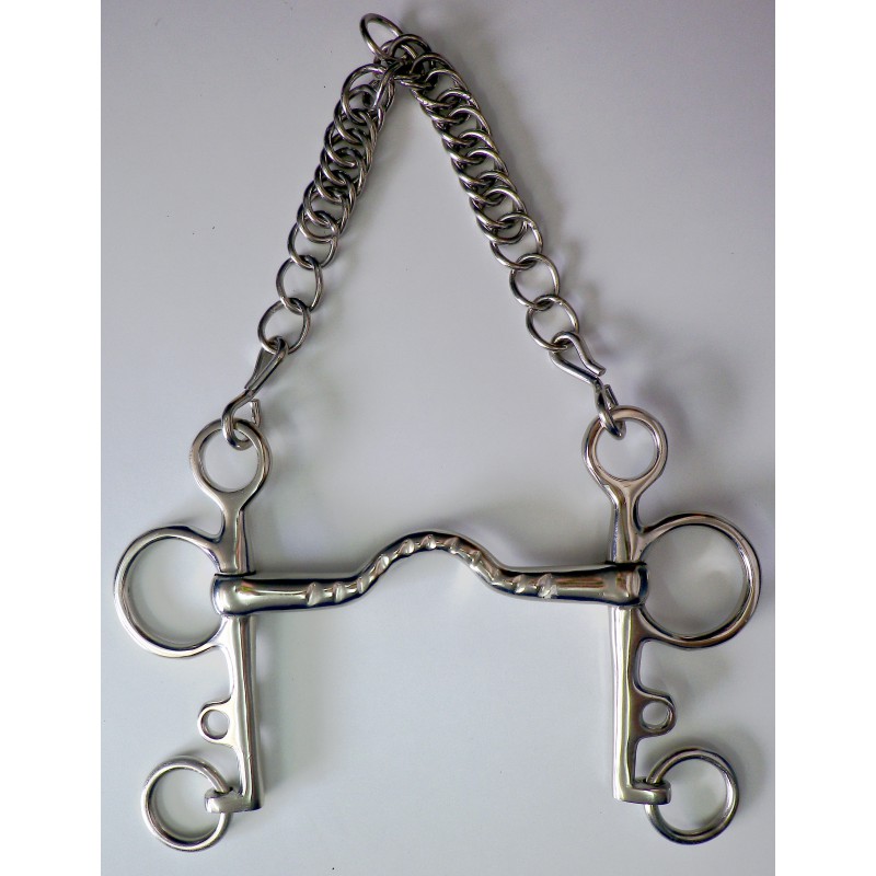Freio metálico para cavalo com bocal entalhado e corrente no topo sobre fundo branco