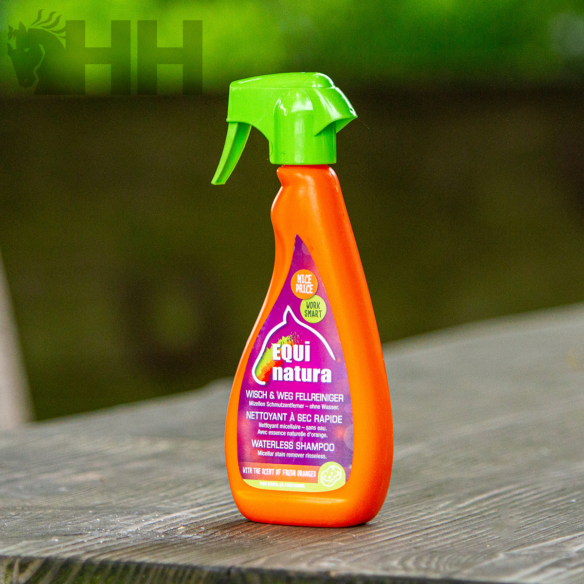 Frasco de shampoo Equi Natur em superfície de madeira ao ar livre