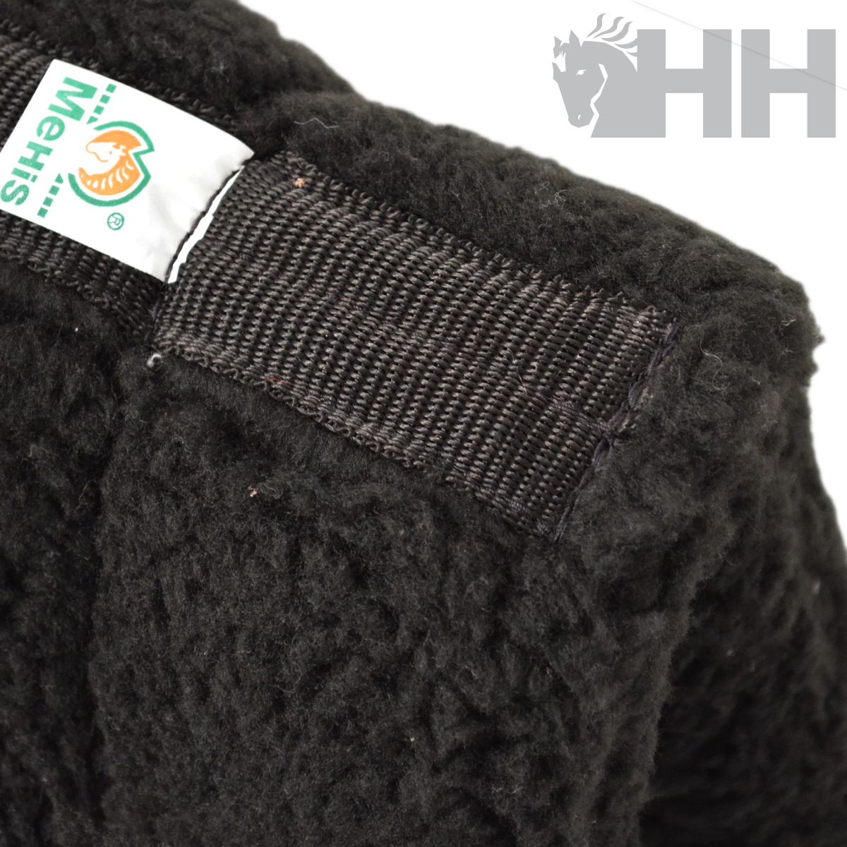 Tecido preto felpudo com etiqueta branca Mehis e tira de tecido preto