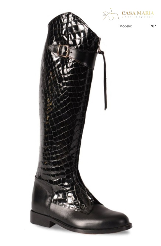 Bota alta preta tipo montaria com padrão crocodilo e fivela metálica
