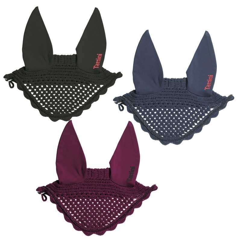 Três gorros para cavalo em croché com orelhas de tecido preto, azul escuro e vinho e texto Tattini vermelho