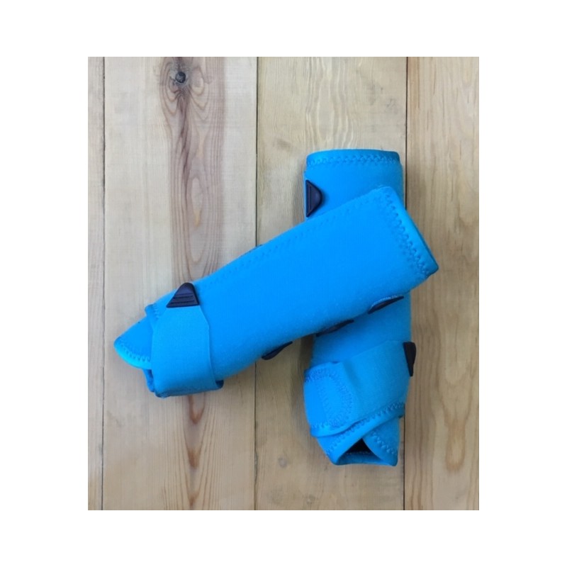 Proteções azuis com fechos de velcro pretos sobre madeira clara