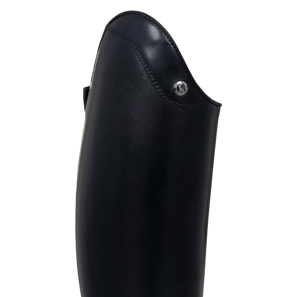 Bota preta de pele lisa com botão metálico I.S.
