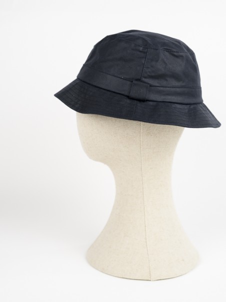 Chapéu bucket preto em manequim bege