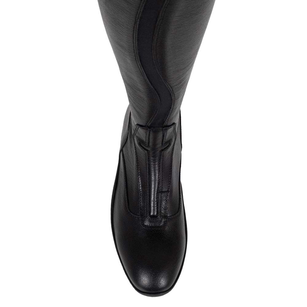 Bota preta alta em couro com detalhes em tecido elástico e costuras visíveis