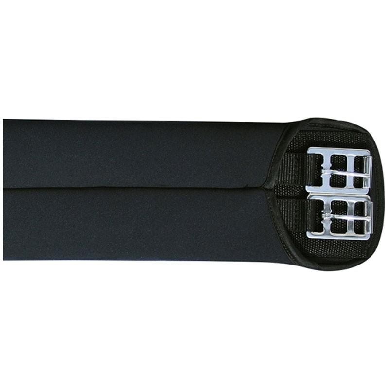 Cinto preto com duas fivelas prateadas num fundo branco