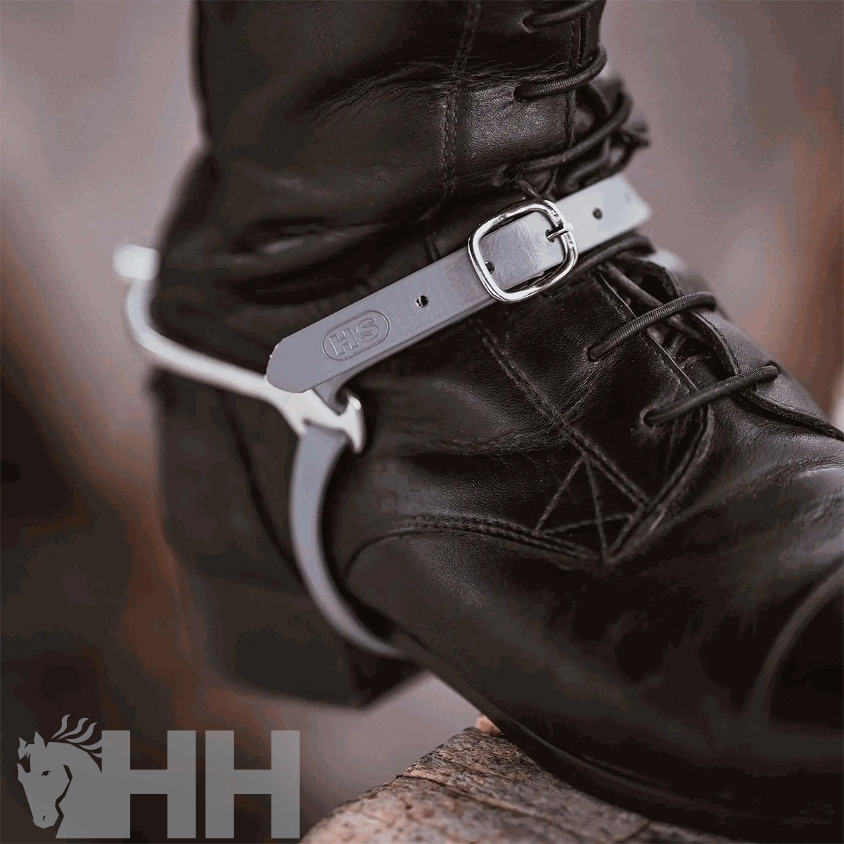 Bota preta de couro com fivela branca ao redor do tornozelo